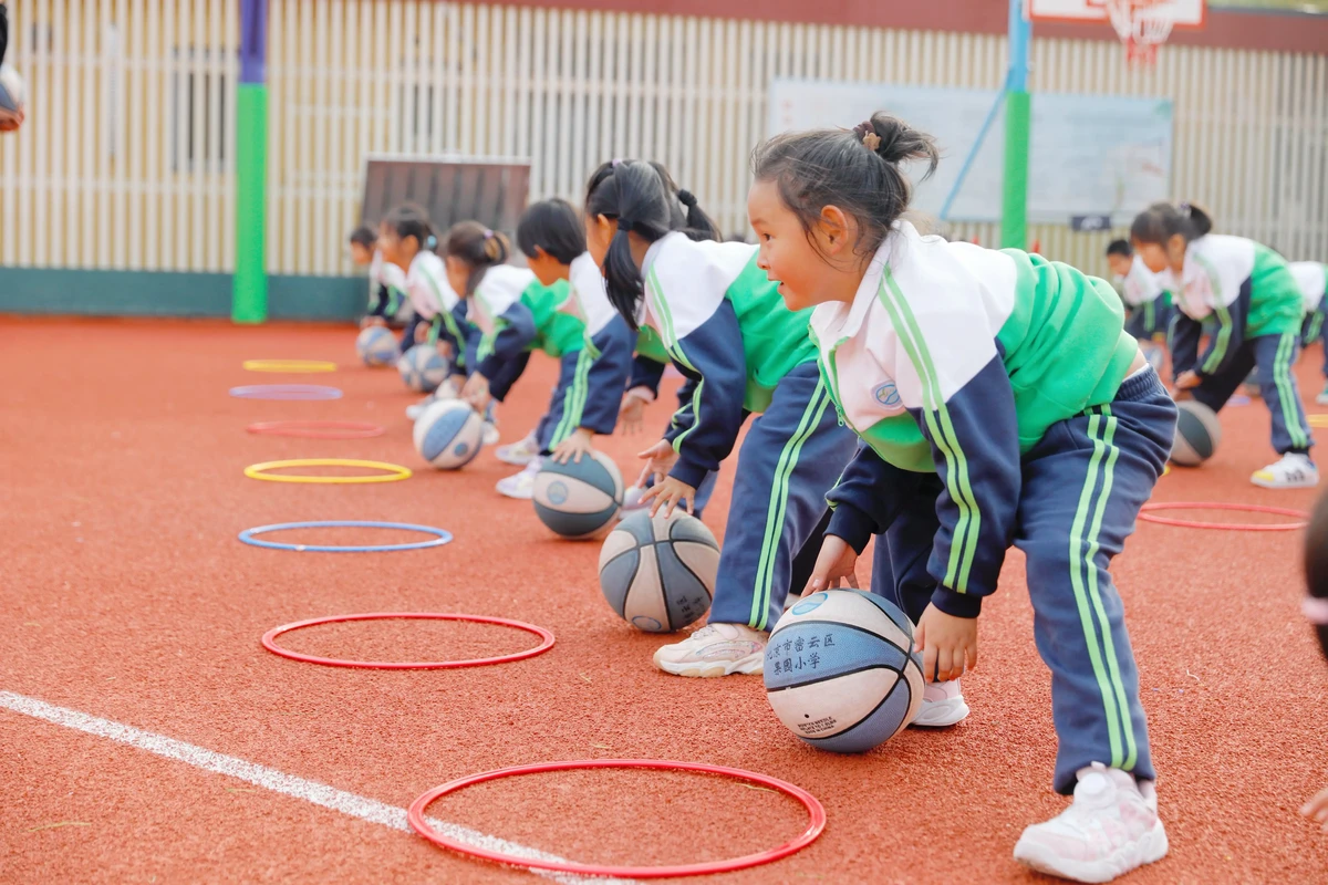 小学一二年级篮球基本功训练视频
