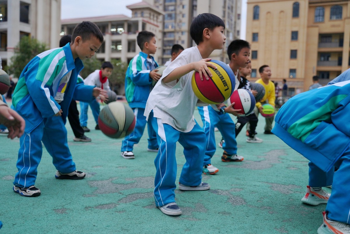 小学生篮球趣味训练